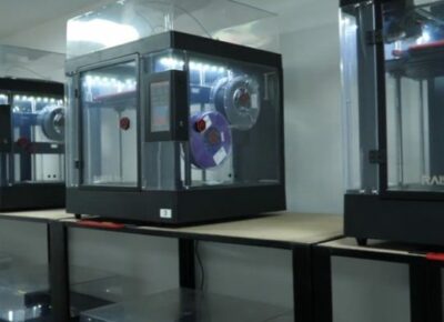La-série-Raise3D-Pro2-permet-à-Brucom-d'imprimer-en-3D-un-faisceau-de-câbles-sur-mesure.