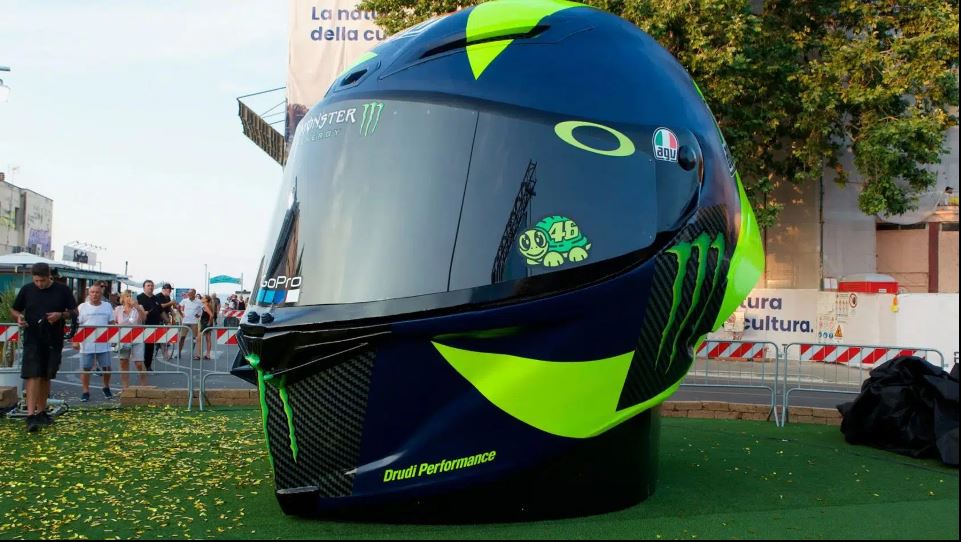Caracol_Valentino_Rossi_gets_giant_3D_printed_helmet_from_caracol_AM